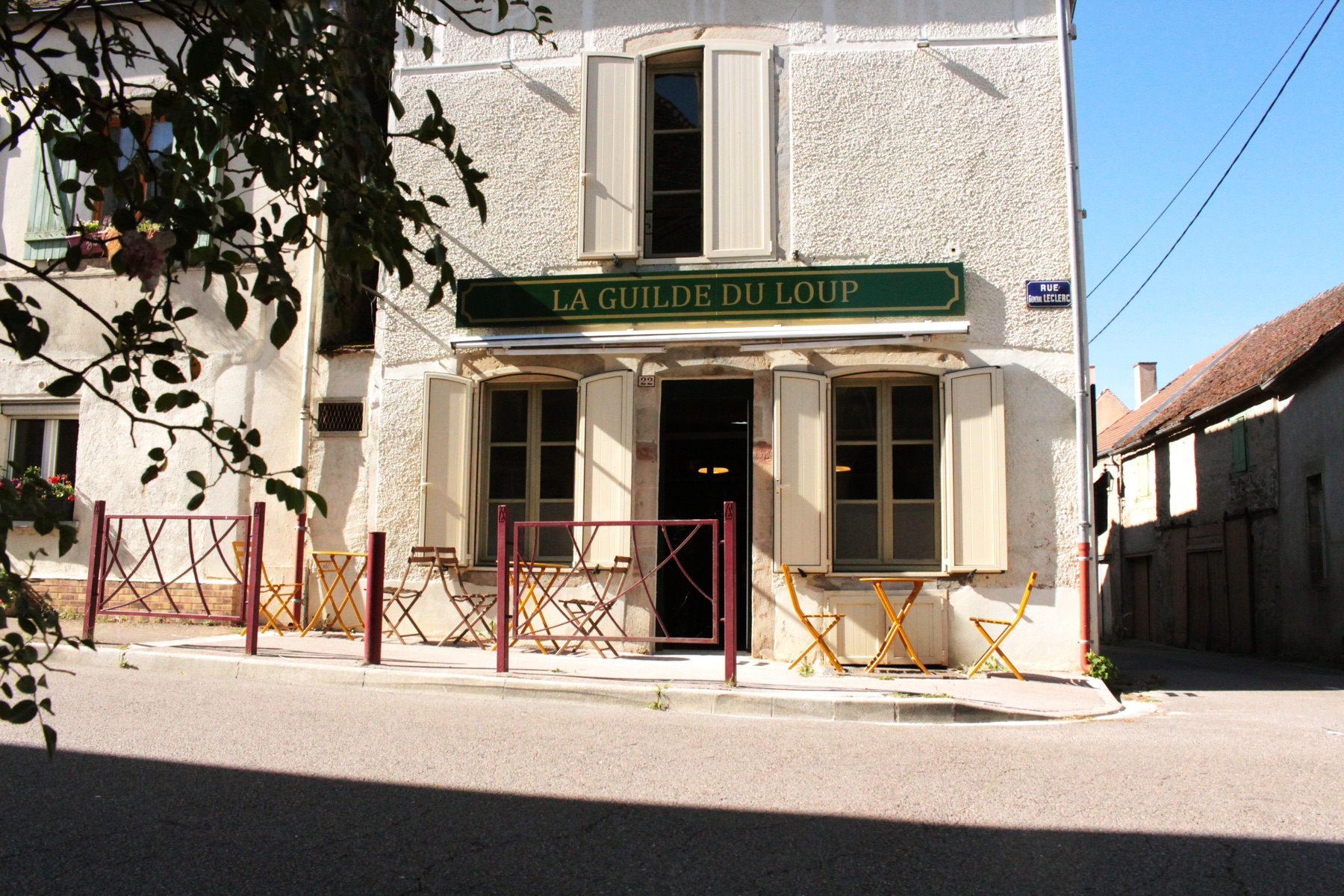 Façade de La Guilde du Loup à Rouvray